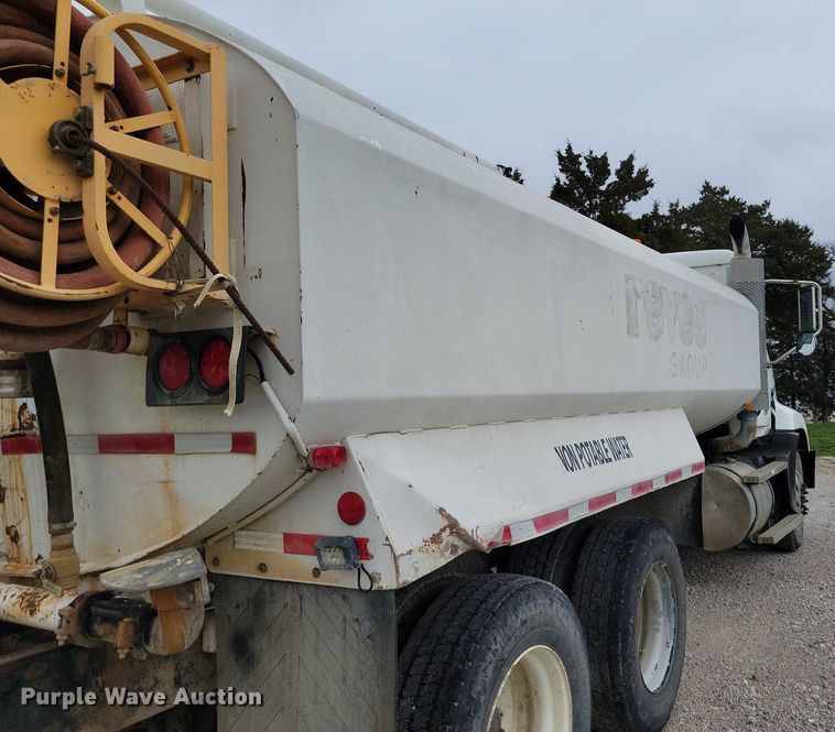 image for item DR7947 2005 Mack CXN612 water truck