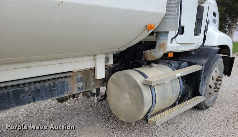 image for item DR7947 2005 Mack CXN612 water truck