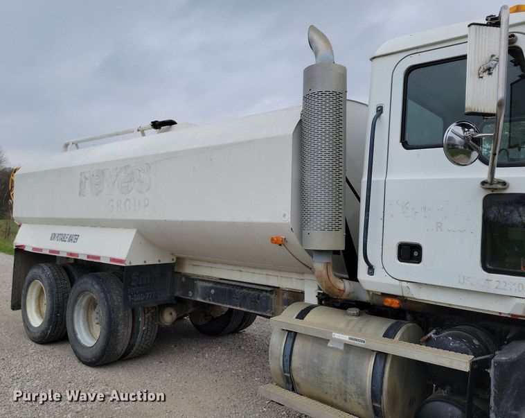 image for item DR7947 2005 Mack CXN612 water truck