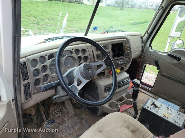 image for item DR7947 2005 Mack CXN612 water truck