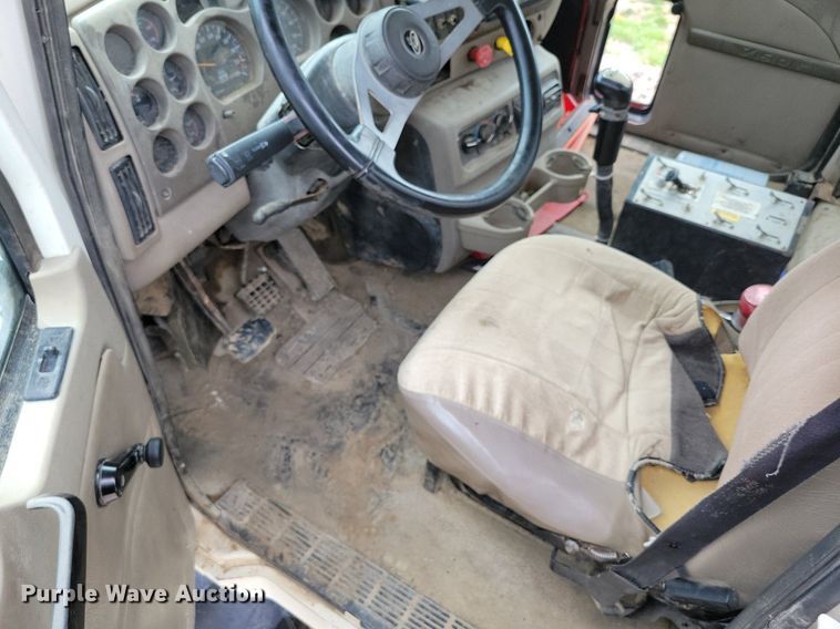 image for item DR7947 2005 Mack CXN612 water truck