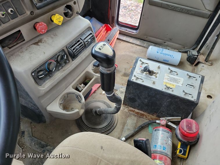 image for item DR7947 2005 Mack CXN612 water truck