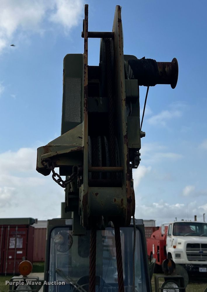 image for item DS2987 Lorain LRT-100 crane