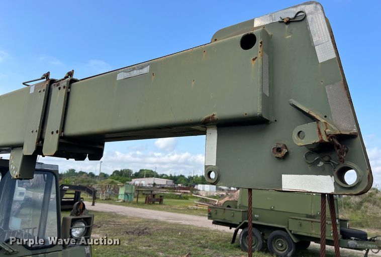 image for item DS2987 Lorain LRT-100 crane