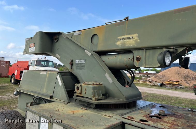 image for item DS2987 Lorain LRT-100 crane