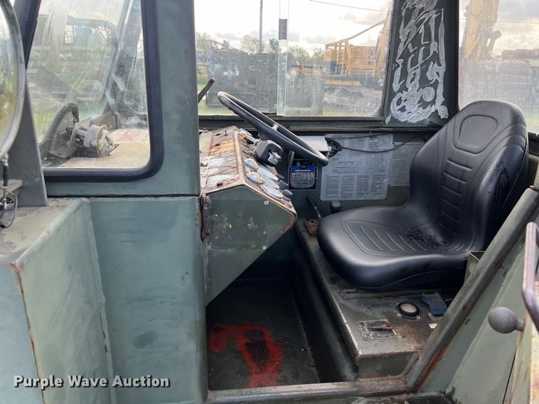 image for item DS2987 Lorain LRT-100 crane