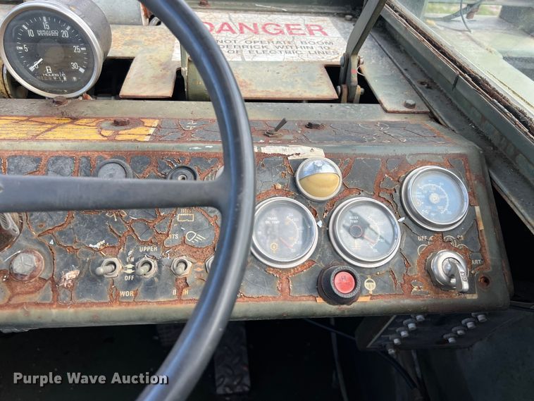 image for item DS2987 Lorain LRT-100 crane