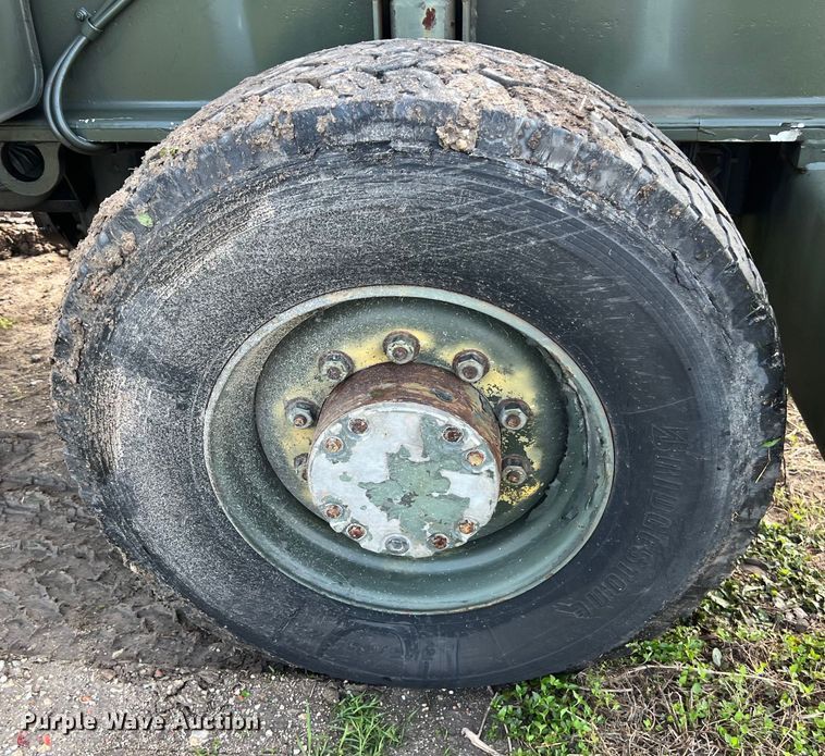 image for item DS2987 Lorain LRT-100 crane