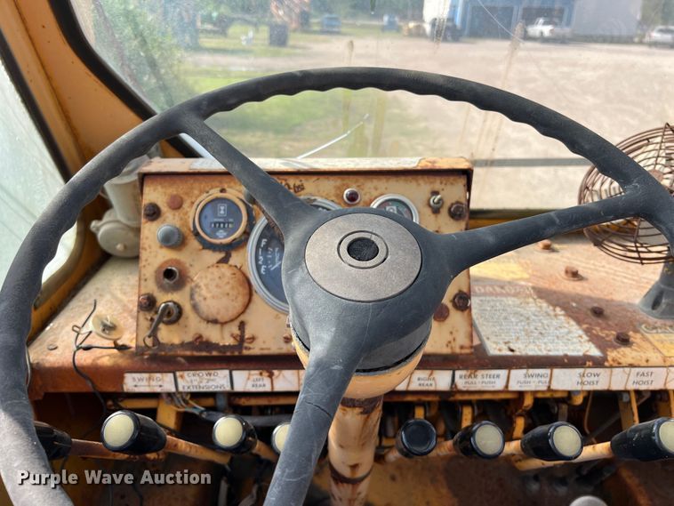 image for item DS2988 Galion D137064 crane