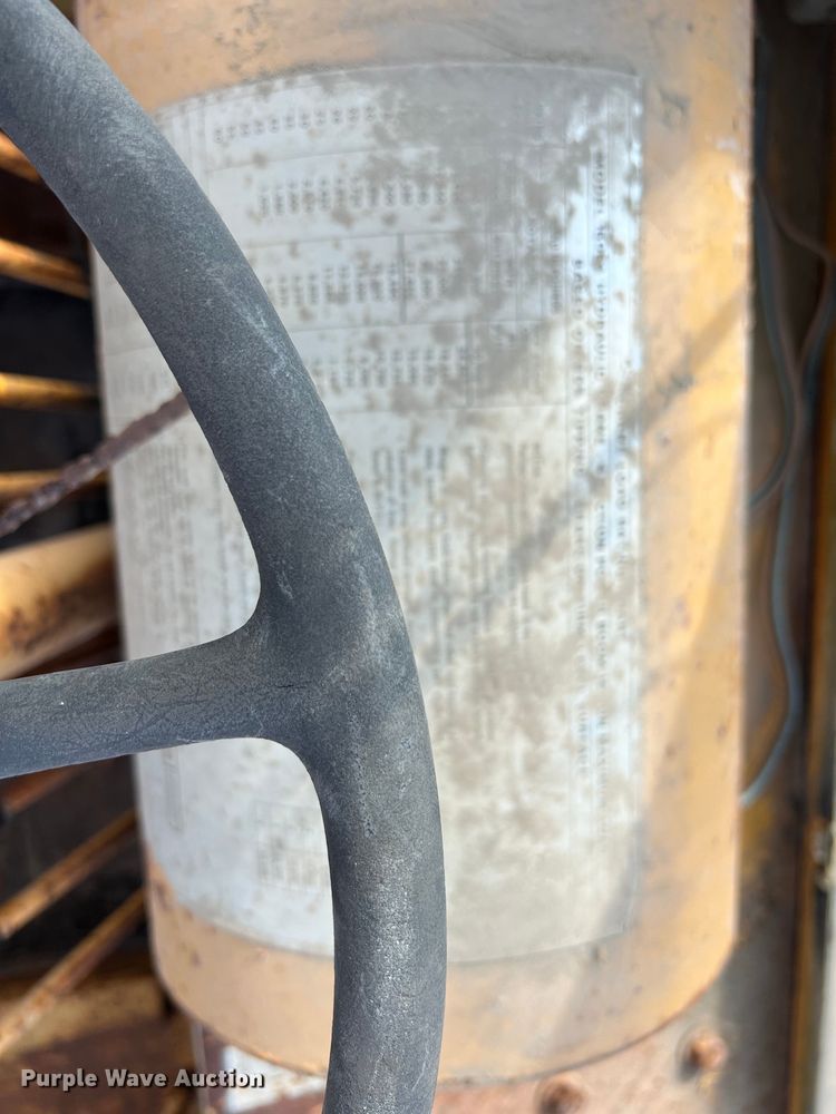 image for item DS2988 Galion D137064 crane