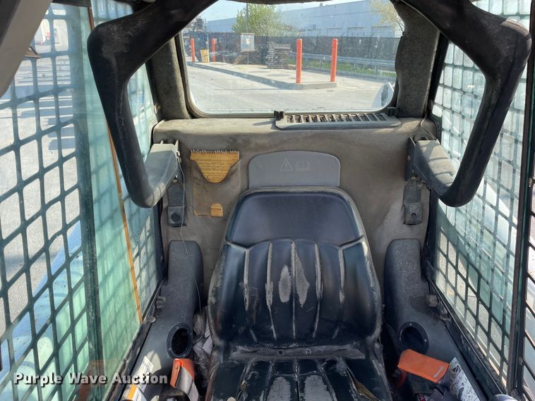 image for item DS5492 2006 Bobcat  S220 skid steer loader
