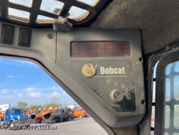 image for item DS5492 2006 Bobcat  S220 skid steer loader