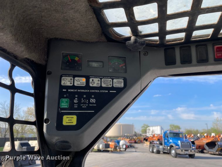 image for item DS5492 2006 Bobcat  S220 skid steer loader