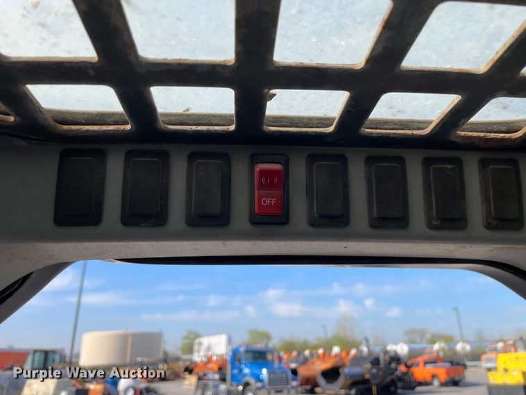 image for item DS5492 2006 Bobcat  S220 skid steer loader