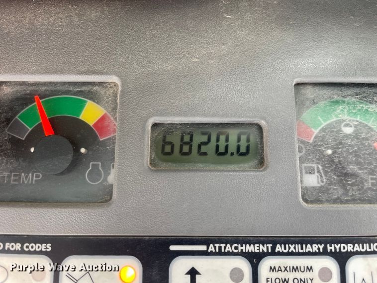 image for item DS5492 2006 Bobcat  S220 skid steer loader