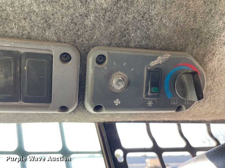 image for item DS5492 2006 Bobcat  S220 skid steer loader