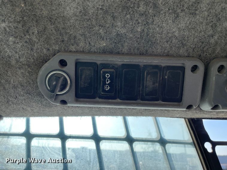 image for item DS5492 2006 Bobcat  S220 skid steer loader