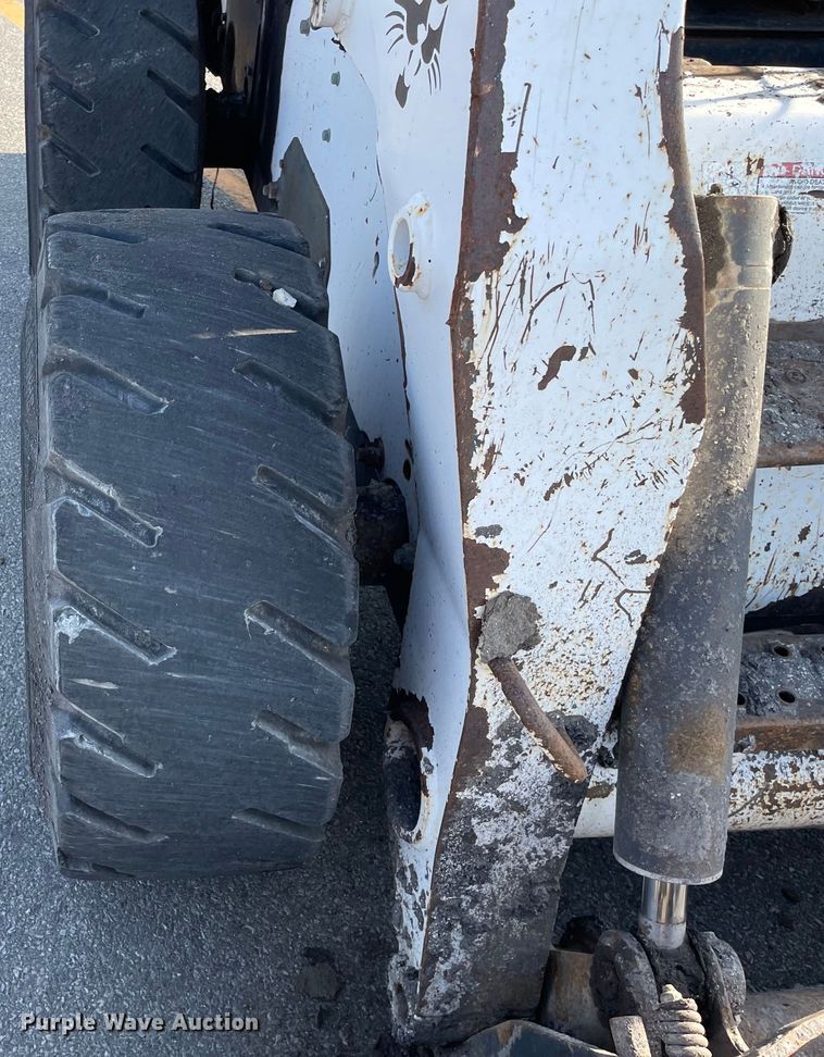 image for item DS5492 2006 Bobcat  S220 skid steer loader