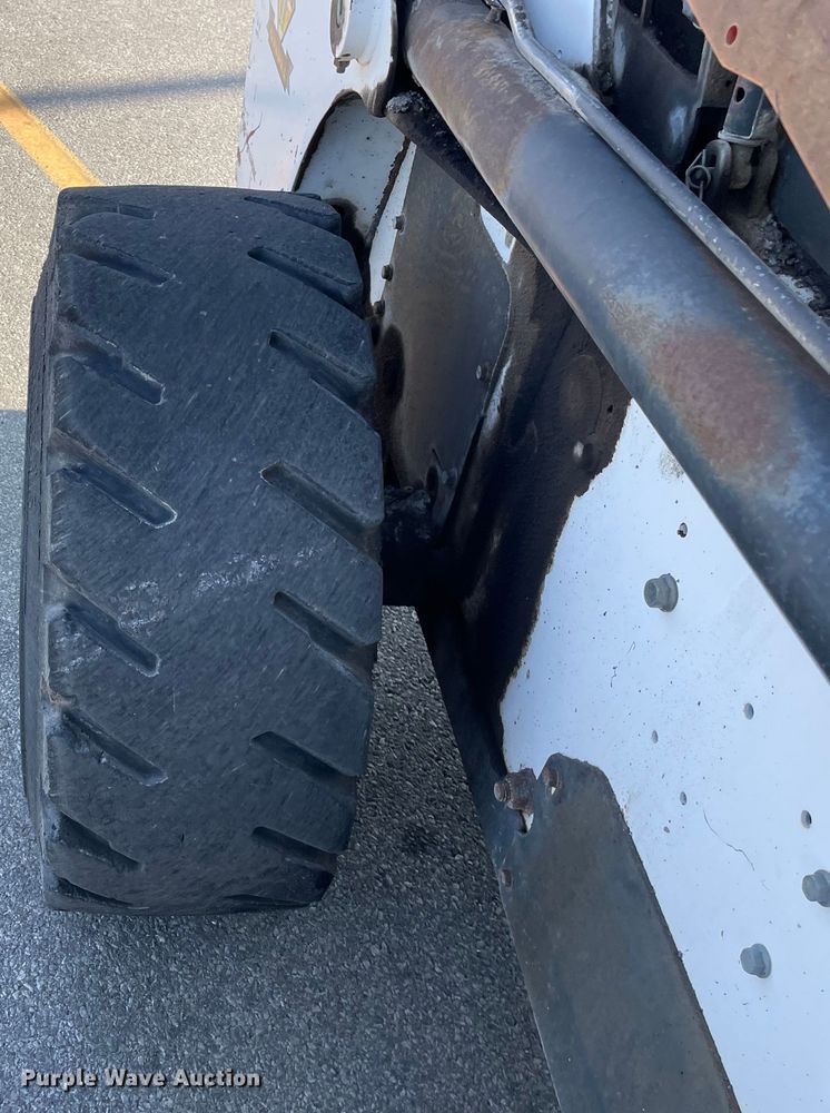 image for item DS5492 2006 Bobcat  S220 skid steer loader