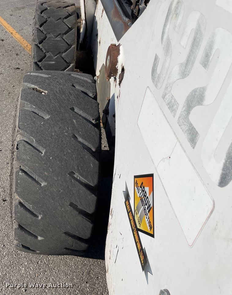 image for item DS5492 2006 Bobcat  S220 skid steer loader