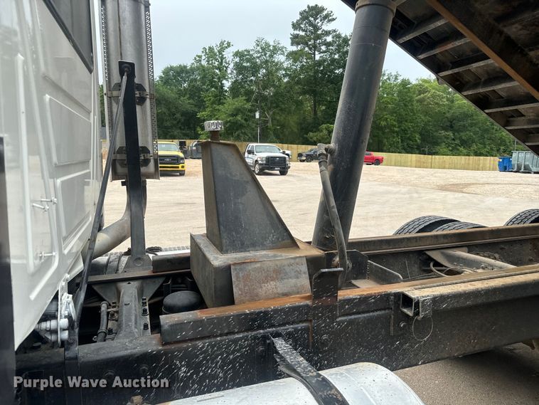 image for item DU3005 2004 Mack CX613 dump truck