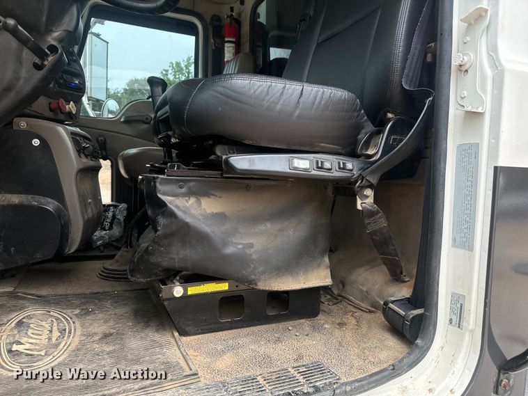 image for item DU3005 2004 Mack CX613 dump truck