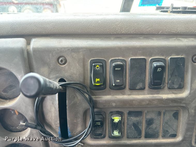 image for item DU3005 2004 Mack CX613 dump truck