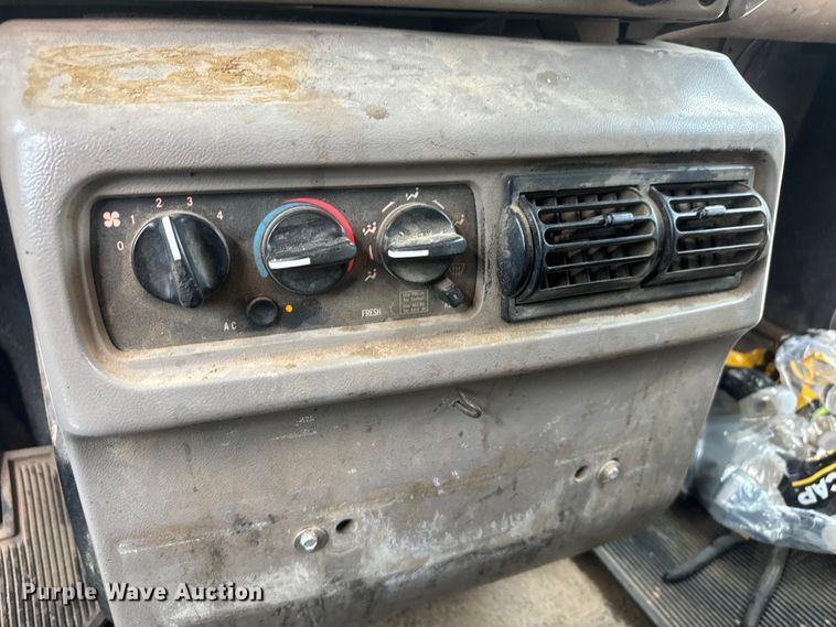 image for item DU3005 2004 Mack CX613 dump truck