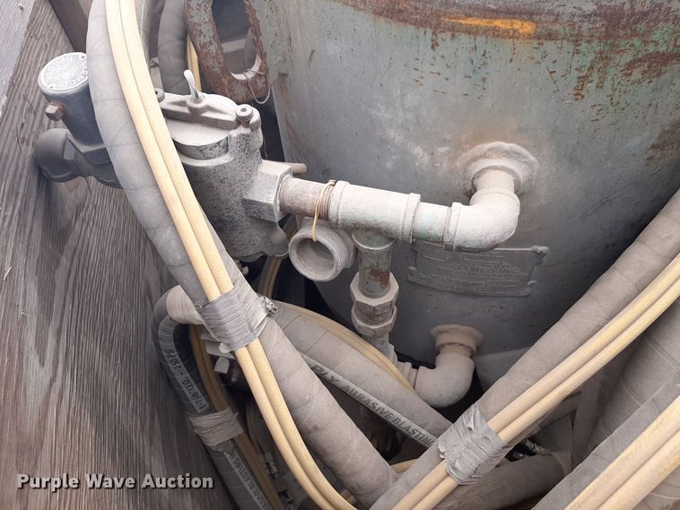 image for item DV9978 1983 Clemco blasting pot