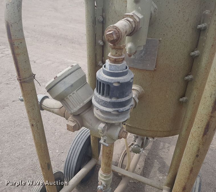 image for item DV9984 2007 Clemco 2024 sandblasting pot