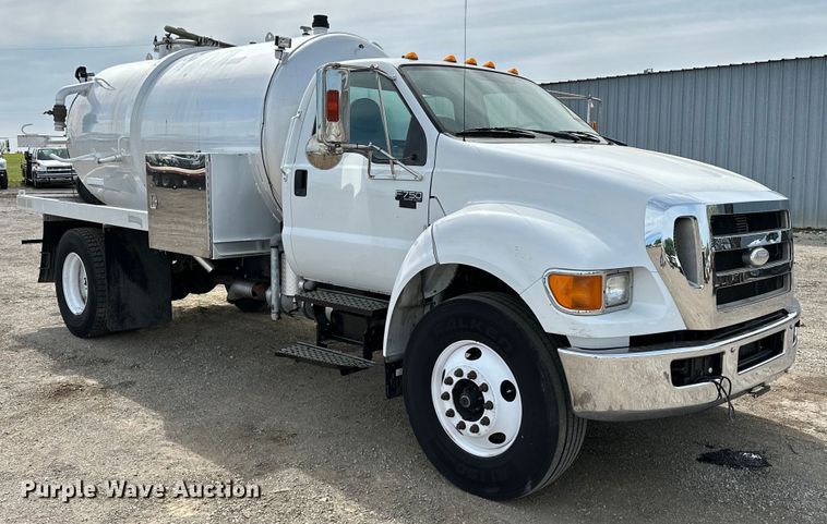 image for item EG1467 2008 Ford F750 Super Duty vacuum truck