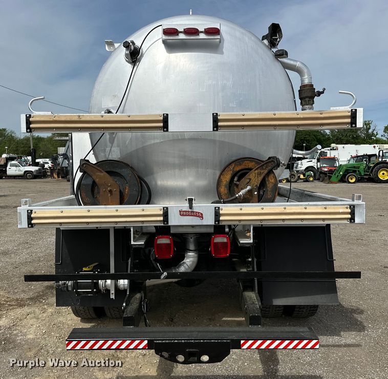 image for item EG1467 2008 Ford F750 Super Duty vacuum truck