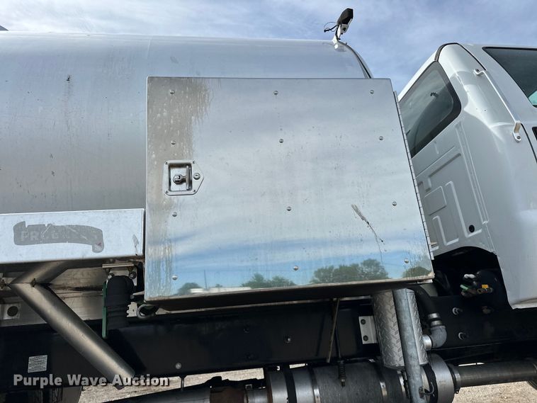 image for item EG1467 2008 Ford F750 Super Duty vacuum truck