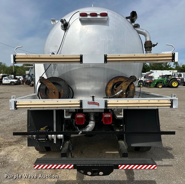 image for item EG1467 2008 Ford F750 Super Duty vacuum truck