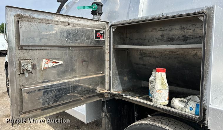 image for item EG1467 2008 Ford F750 Super Duty vacuum truck