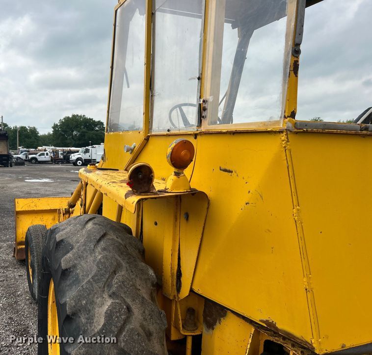 image for item EG1514 1975 Ford 550 backhoe