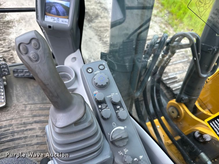 image for item EH5396 2022 John Deere 250G LC excavator