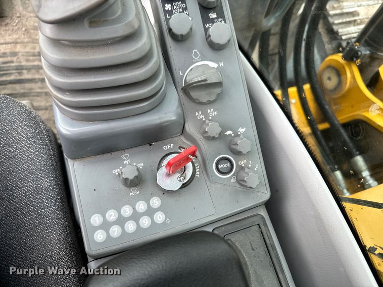 image for item EH5396 2022 John Deere 250G LC excavator