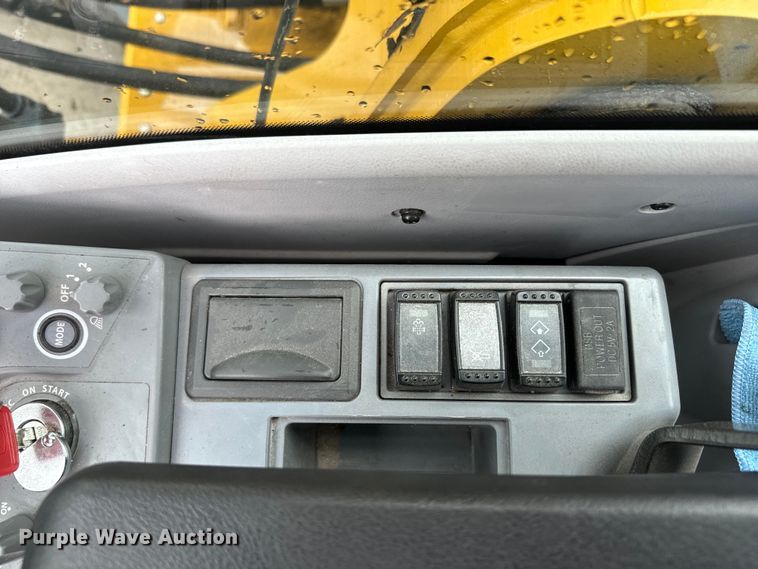 image for item EH5396 2022 John Deere 250G LC excavator