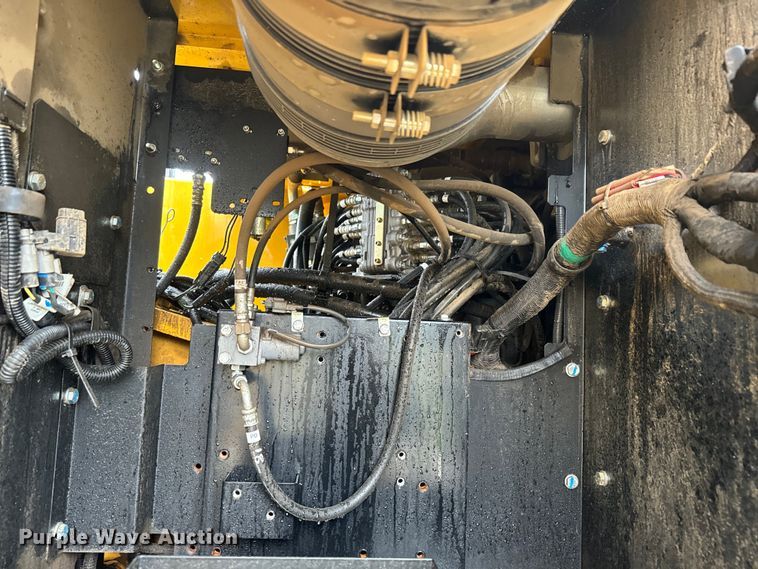 image for item EH5396 2022 John Deere 250G LC excavator