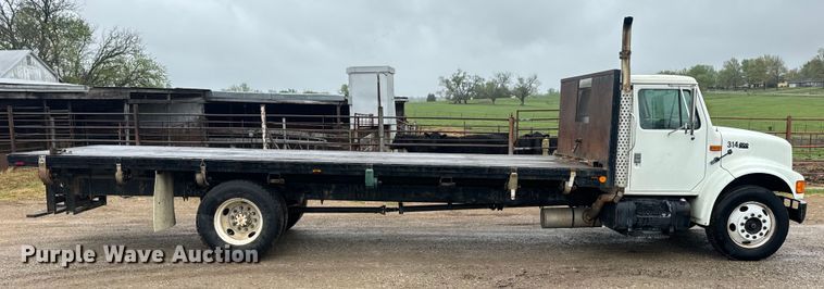 image for item EH5487 1995 International  4700 flatbed truck