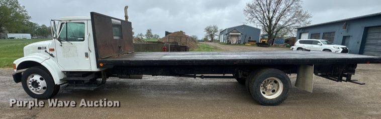 image for item EH5487 1995 International  4700 flatbed truck