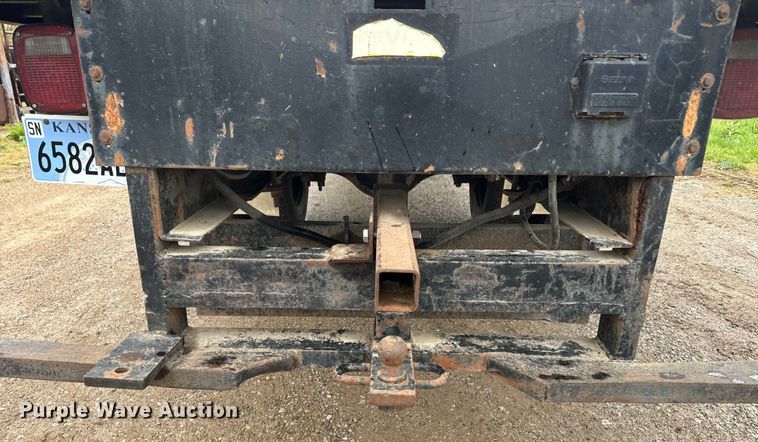 image for item EH5487 1995 International  4700 flatbed truck