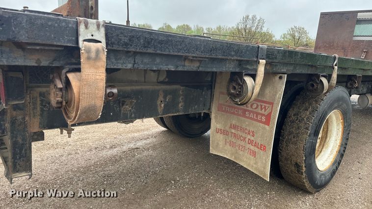 image for item EH5487 1995 International  4700 flatbed truck