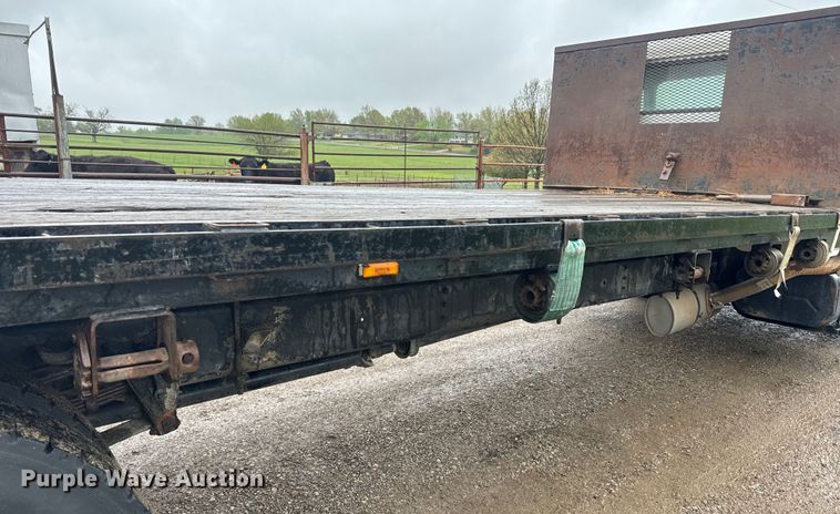 image for item EH5487 1995 International  4700 flatbed truck