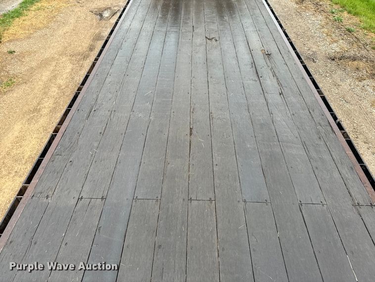 image for item EH5487 1995 International  4700 flatbed truck