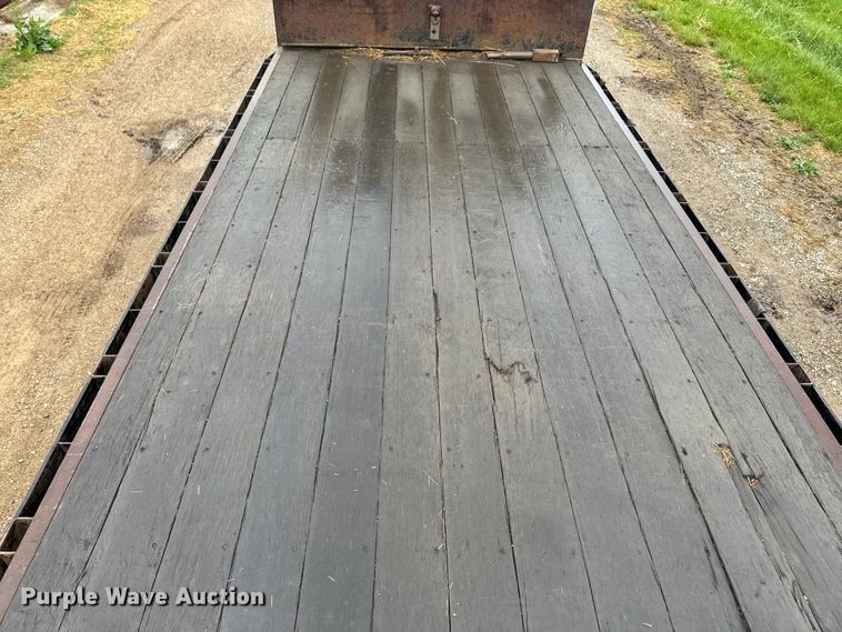 image for item EH5487 1995 International  4700 flatbed truck