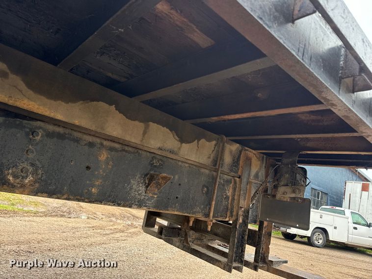 image for item EH5487 1995 International  4700 flatbed truck