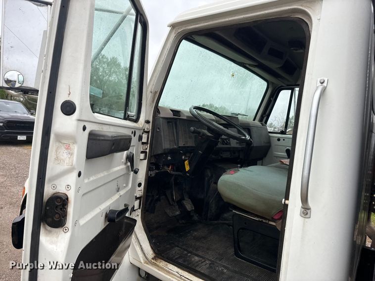 image for item EH5487 1995 International  4700 flatbed truck