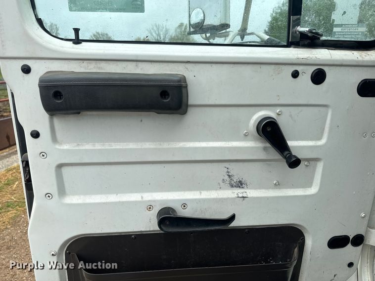 image for item EH5487 1995 International  4700 flatbed truck